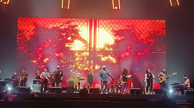 Visual simbolik musik jazz-funk mewakili penampilan Incognito di panggung festival internasional.