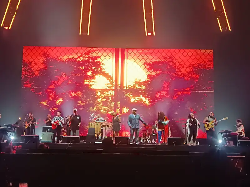 Visual simbolik musik jazz-funk mewakili penampilan Incognito di panggung festival internasional.