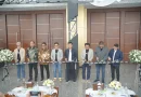 Resmi Dibuka, Indonesia Coffee Expo (ICX) 2026 Surabaya Resmi Menjadi Motor Penggerak Hilirisasi Ekonomi Kreatif Ilustrasi biji kopi pilihan dan peralatan menyeduh kopi manual yang elegan di atas meja kayu.