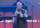 Alat musik saxophone emas mengkilap di atas panggung konser jazz