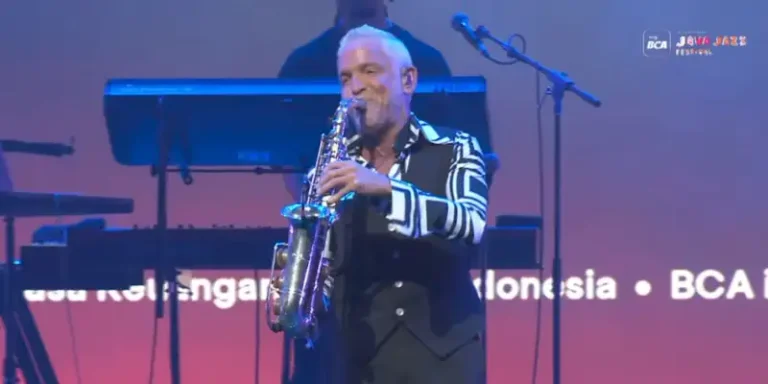 Alat musik saxophone emas mengkilap di atas panggung konser jazz