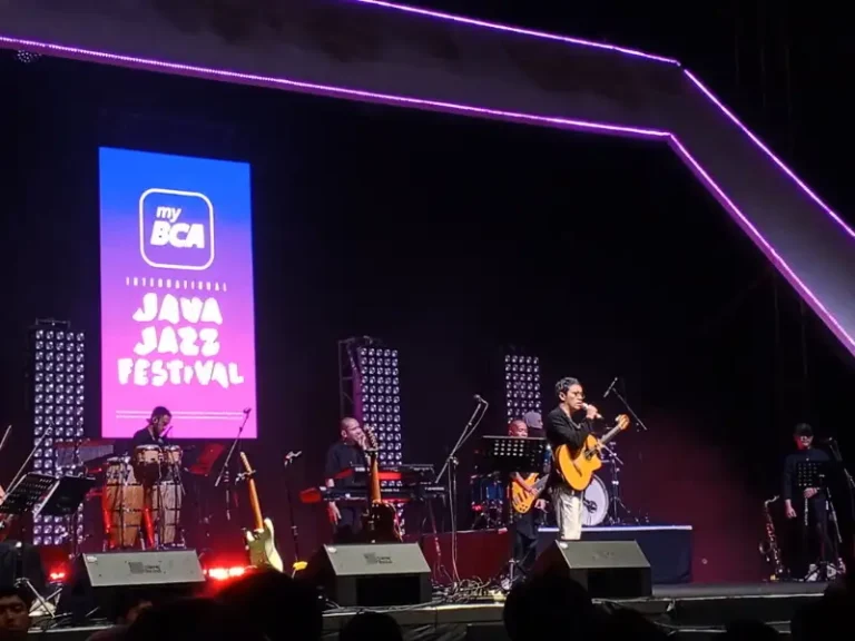 Ilustrasi simbolik panggung festival jazz dengan sorotan lampu pada instrumen gitar