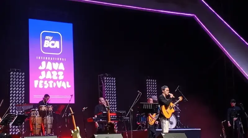 Ilustrasi simbolik panggung festival jazz dengan sorotan lampu pada instrumen gitar