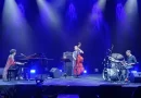 Ilustrasi panggung jazz dengan instrumen piano dan kontrabas dalam pencahayaan estetis.