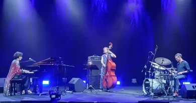 Alexandra Ivanova Trio Hadirkan Jazz Penuh Makna tentang Identitas dan Kehidupan di MyBCA International Java Jazz Festival 2026 Ilustrasi panggung jazz dengan instrumen piano dan kontrabas dalam pencahayaan estetis.