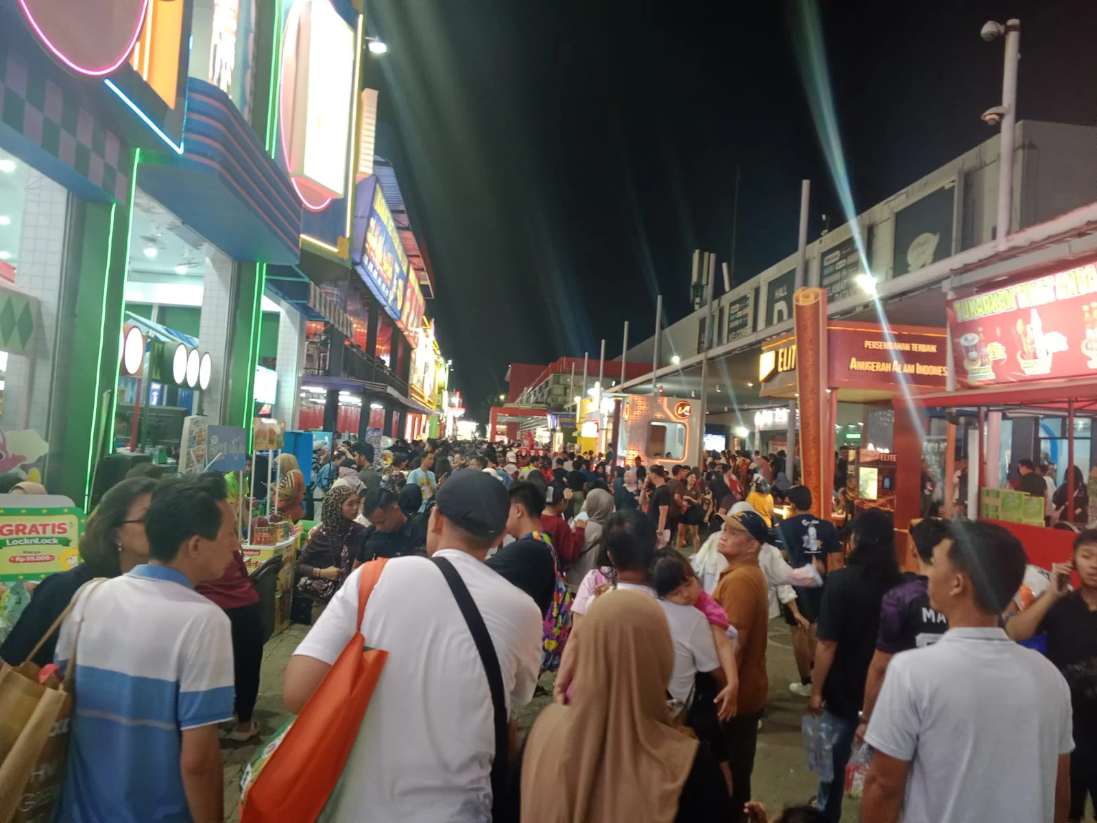 Suasana Jakarta Fair Kemayoran Pada Malam Hari, Selasa (16/6) Ramai dan Padat (arsip stapo.id)