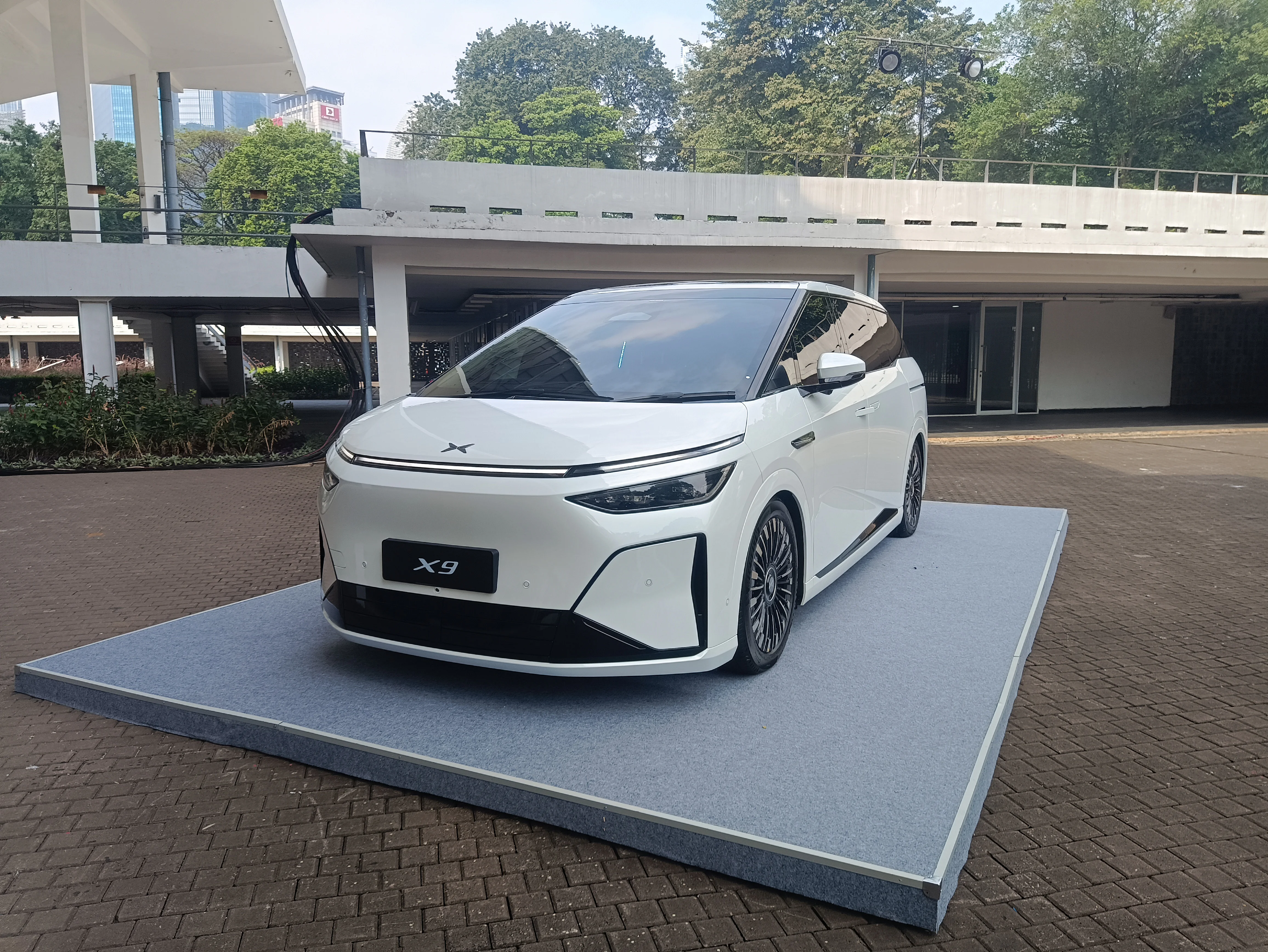 XPENG X9 Facelift Dengan Tampilan Warna Putih. (arsip stapo.id)