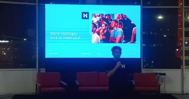 Hostinger Indonesia Ungkap Peluang Besar AI dan Masa Depan Bisnis Digital Ilustrasi digital yang melambangkan inovasi kecerdasan buatan dan pertumbuhan bisnis global.