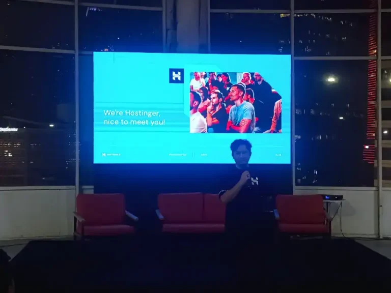 Ilustrasi digital yang melambangkan inovasi kecerdasan buatan dan pertumbuhan bisnis global.