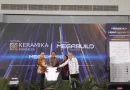 Tumpukan ubin keramik modern berkualitas tinggi sebagai simbol pencapaian swasembada industri keramik nasional.