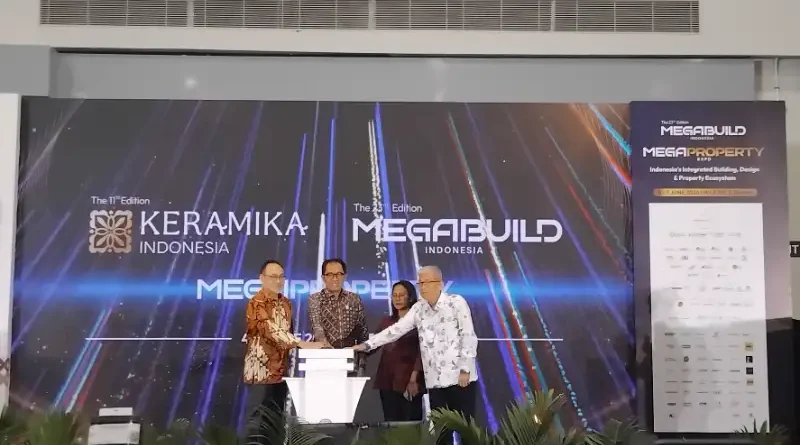 Tumpukan ubin keramik modern berkualitas tinggi sebagai simbol pencapaian swasembada industri keramik nasional.