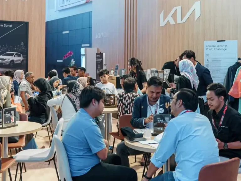 Simbol modernitas pameran otomotif yang menunjukkan antusiasme terhadap produk kendaraan terbaru.