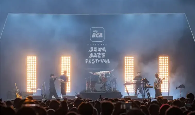 Ilustrasi alat musik jazz dan suasana panggung festival musik internasional dengan pencahayaan artistik.