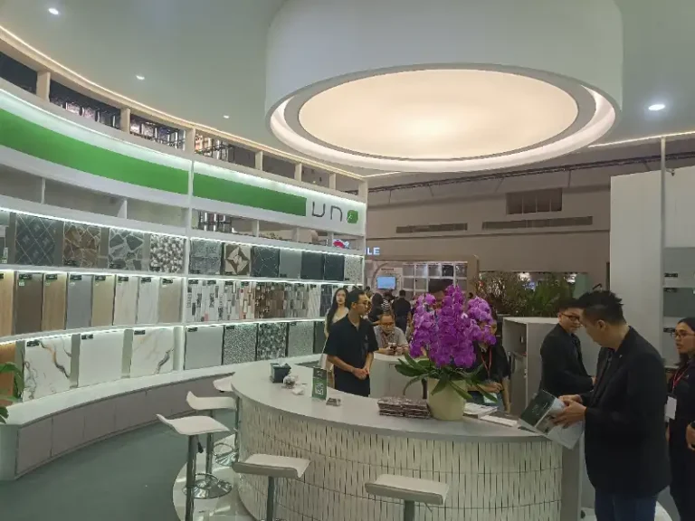 Pilihan motif dan tekstur keramik modern untuk interior dan eksterior rumah.