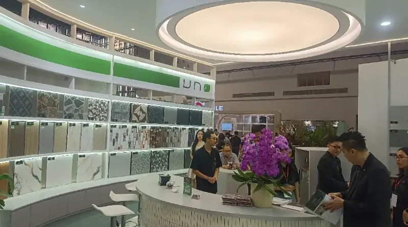 Pilihan motif dan tekstur keramik modern untuk interior dan eksterior rumah.
