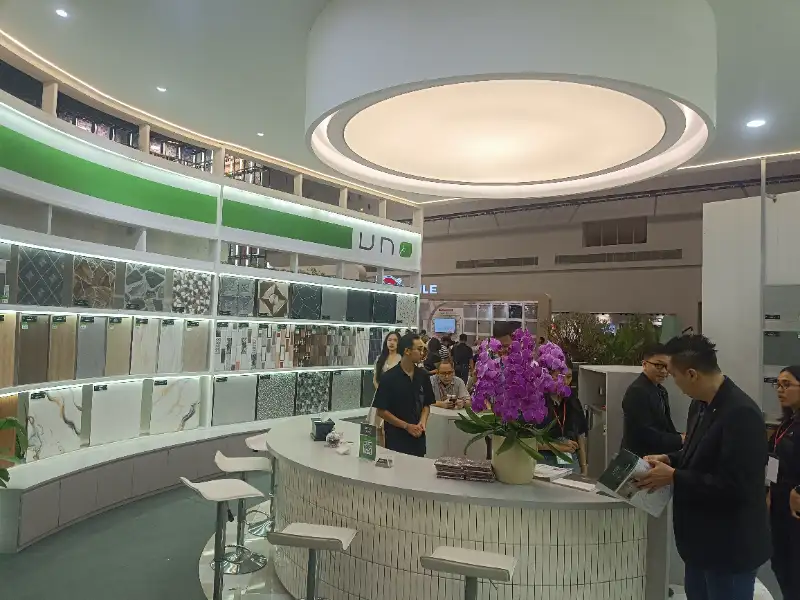 Pilihan motif dan tekstur keramik modern untuk interior dan eksterior rumah.