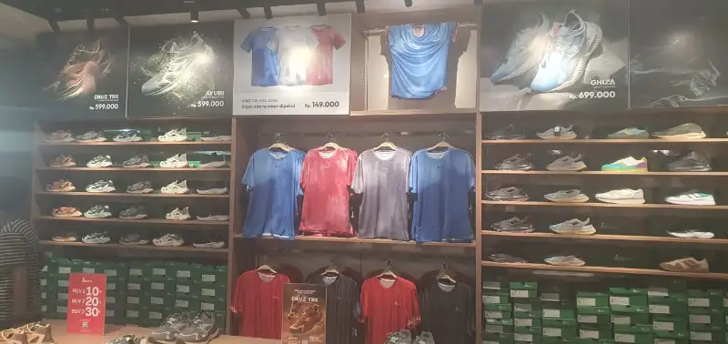 Pameran produk sepatu dan fashion branded dengan label diskon besar di Jakarta Fair