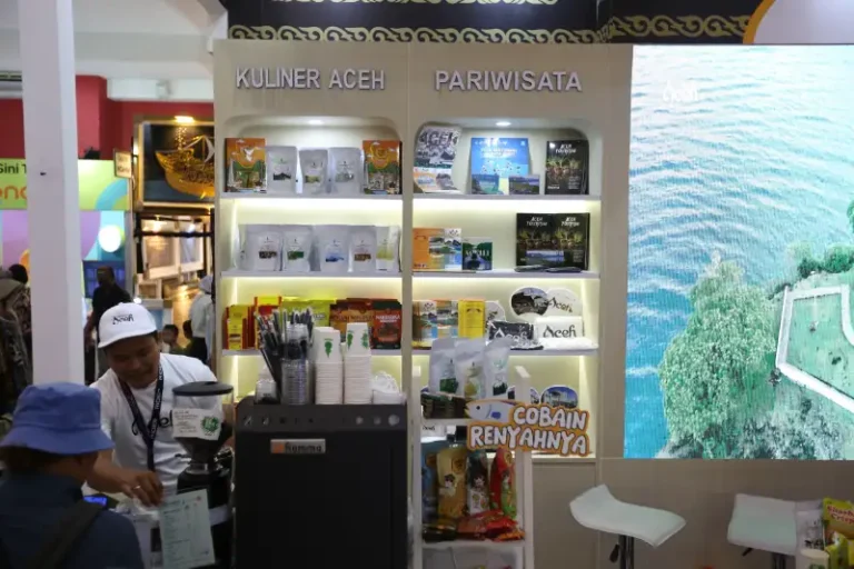 Suasana stand UMKM daerah di pameran Jakarta Fair.