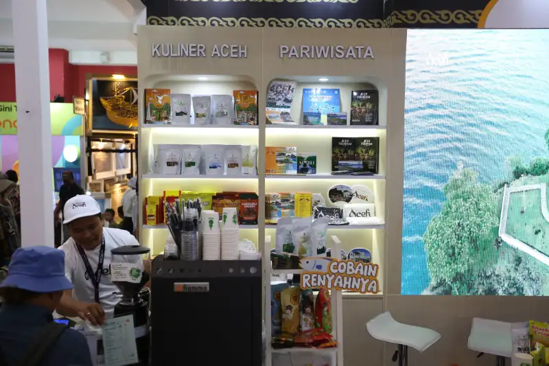 Suasana stand UMKM daerah di pameran Jakarta Fair.