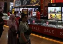 Koleksi jam tangan mewah di etalase pameran dengan pencahayaan elegan.