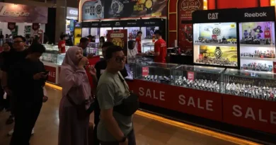 Promo Jam Tangan Branded Cuma Rp100 Ribuan Koleksi jam tangan mewah di etalase pameran dengan pencahayaan elegan.