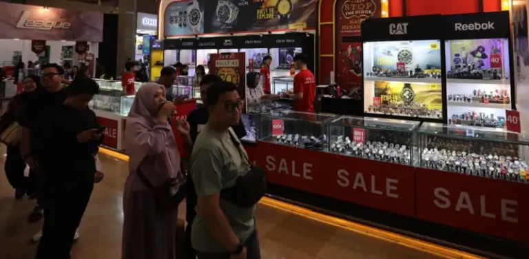 Koleksi jam tangan mewah di etalase pameran dengan pencahayaan elegan.