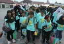 Ilustrasi paket hadiah dan keceriaan acara amal anak-anak