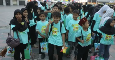 Jakarta Fair Berbagi Kebahagiaan Bersama Anak-Anak Panti Asuhan Ilustrasi paket hadiah dan keceriaan acara amal anak-anak