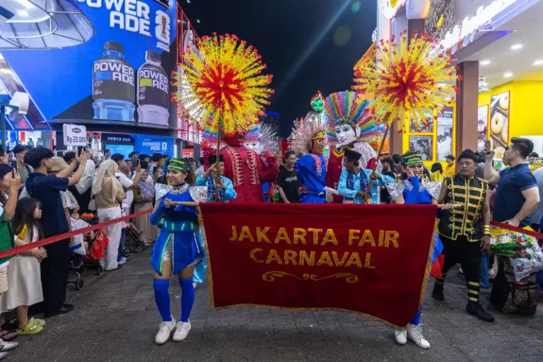Dekorasi festival karnaval yang penuh warna