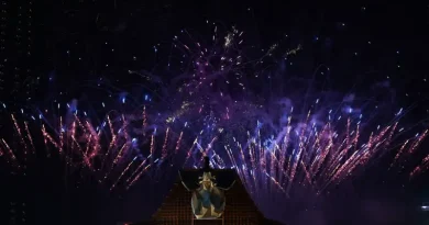 Jakarta Fair Siap Semarakkan HUT ke- 499 Kota Jakarta Ilustrasi kemeriahan festival kembang api dan panggung musik luar ruangan.