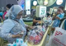 Ilustrasi produk perawatan tubuh dan promo diskon belanja.