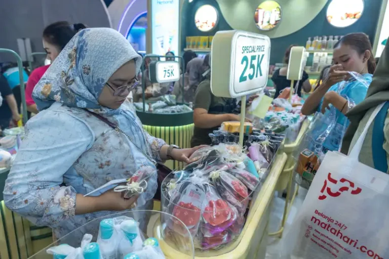 Ilustrasi produk perawatan tubuh dan promo diskon belanja.
