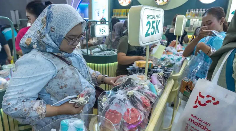 Ilustrasi produk perawatan tubuh dan promo diskon belanja.