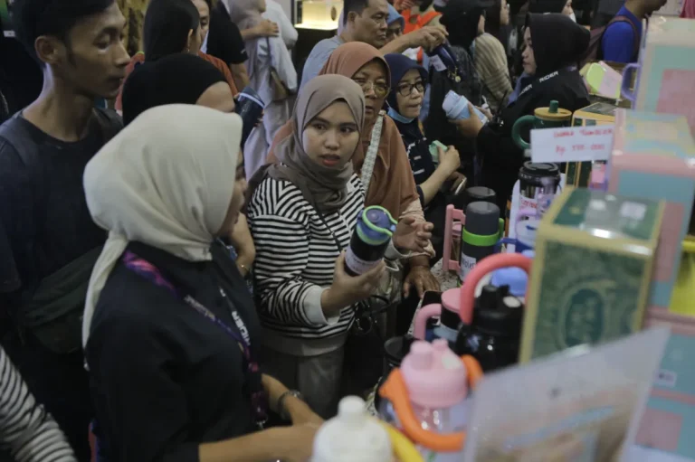 Deretan botol minum tumbler estetik berwarna-warni yang disusun rapi di rak pameran.