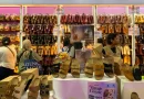 Koleksi sandal modis di rak pameran dengan label harga promo.