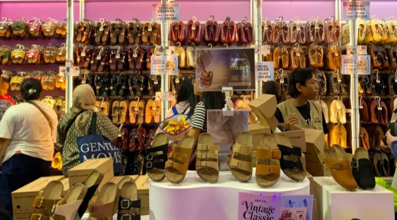 Koleksi sandal modis di rak pameran dengan label harga promo.
