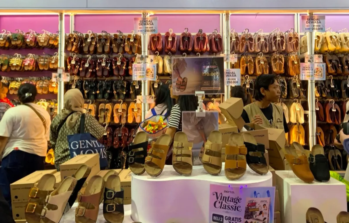 Koleksi sandal modis di rak pameran dengan label harga promo.