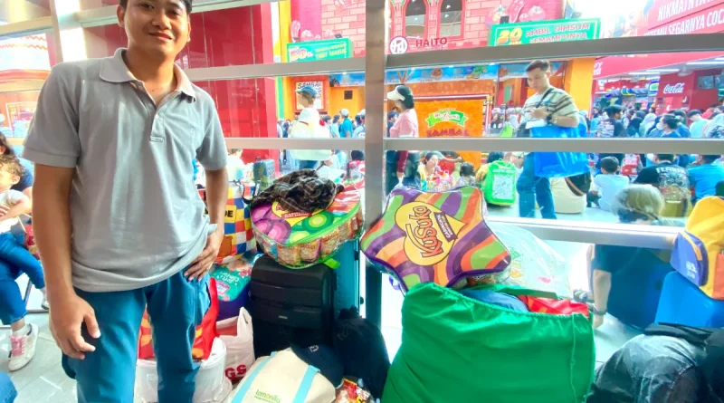 Ilustrasi tumpukan tas belanja dan koper di area gedung pameran yang modern.