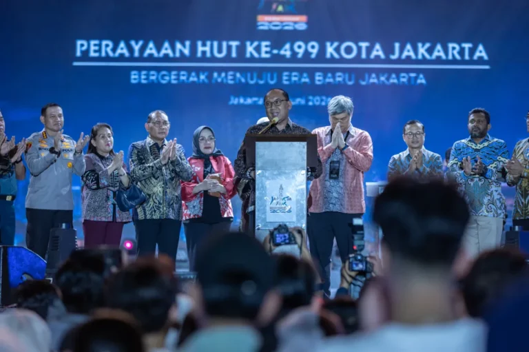Ilustrasi kemeriahan festival pameran kota dengan lampu-lampu terang yang melambangkan kemajuan ekonomi dan budaya.