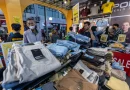 Ilustrasi rak pakaian pria dengan tanda diskon mega sale