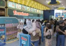 Ilustrasi jajanan kuliner viral di sebuah festival makanan yang ramai.