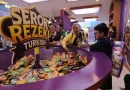 Ilustrasi stan permainan di pameran yang menawarkan berbagai hadiah menarik.