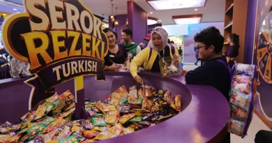 Ilustrasi stan permainan di pameran yang menawarkan berbagai hadiah menarik.