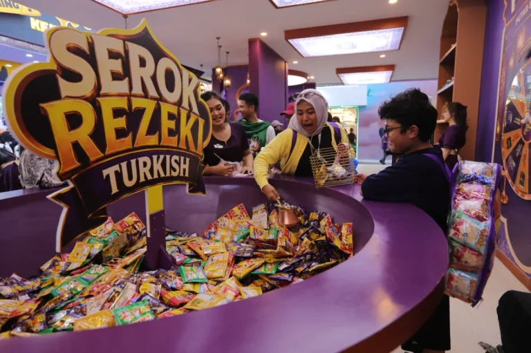 Ilustrasi stan permainan di pameran yang menawarkan berbagai hadiah menarik.