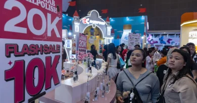 Ilustrasi berbagai produk belanja dengan label harga sepuluh ribu rupiah.
