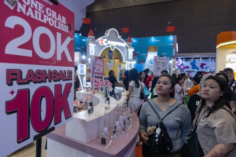 Ilustrasi berbagai produk belanja dengan label harga sepuluh ribu rupiah.