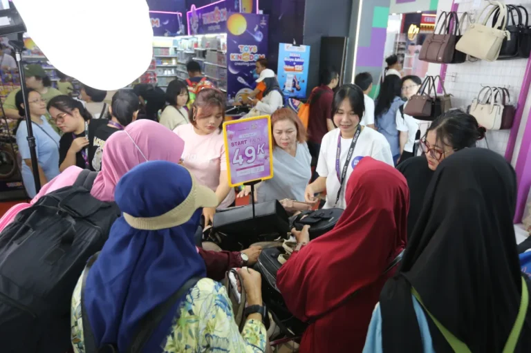 Display promo tas branded wanita di Jakarta Fair 2026.