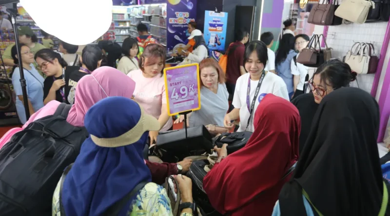 Display promo tas branded wanita di Jakarta Fair 2026.