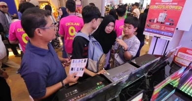 Ilustrasi deretan laptop modern dengan penawaran promo diskon di pameran elektronik.