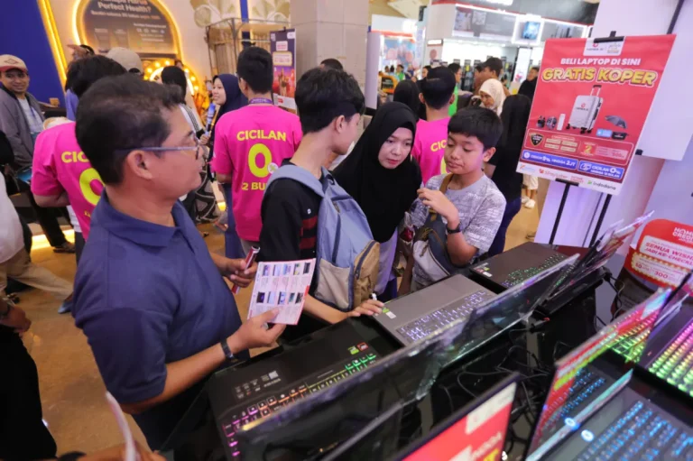 Ilustrasi deretan laptop modern dengan penawaran promo diskon di pameran elektronik.
